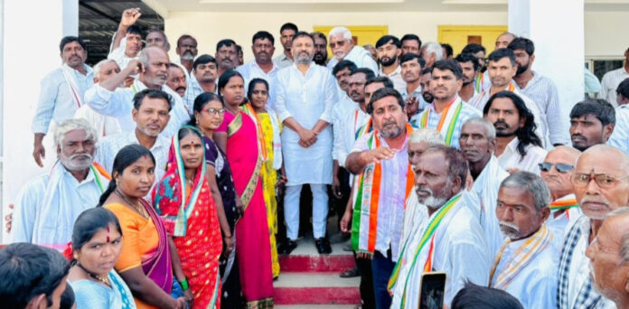 నూతన సర్పంచ్ లను అభినందించిన ఎమ్మెల్యే తోట