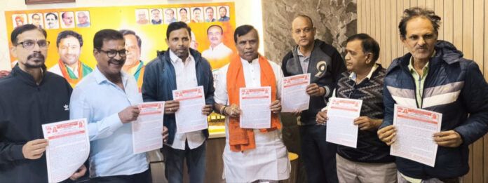 పూలే పురస్కారాల కరపత్రాలను ఆవిష్కరించిన ఎమ్మెల్యే