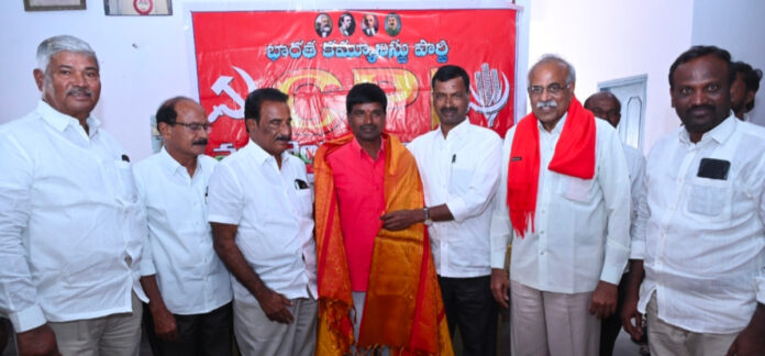 సర్పంచ్ కల్లెట్ల లింగయ్యను సన్మానించిన ఎమ్మెల్సీ