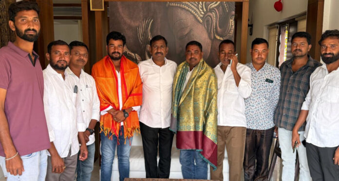 నూతన సర్పంచులను సన్మానించిన మానాల మోహన్ రెడ్డి