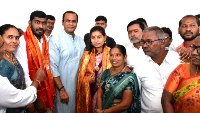 Minister Komatireddy congratulates Kattangur Sarpanch