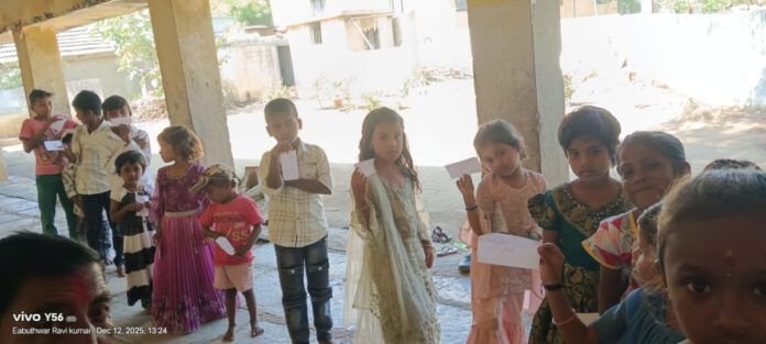 బిజ్జల్ వాడి పాఠశాల విద్యార్థులతో మాక్ పోలింగ్