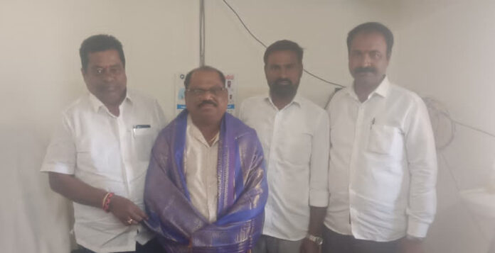 మండలాధికారులను కలిసిన నూతన సర్పంచ్, ఉప సర్పంచ్