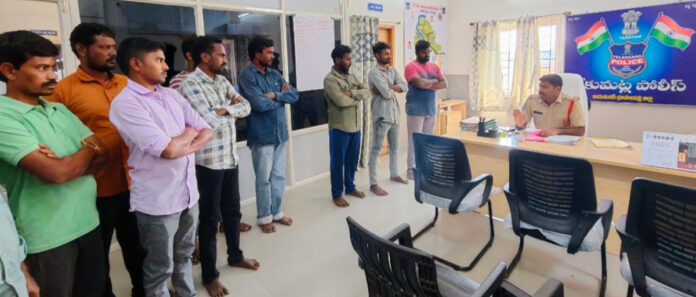 న్యూయర్ వేడుకలు ప్రశాంతంగా జరుపుకోవాలి: ఎస్సై సుధాకర్