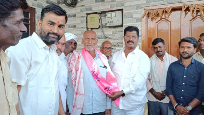 కాంగ్రెస్ నుంచి బీఆర్ఎస్ లోకి కొనసాగుతున్న చేరికలు