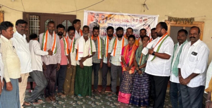 నూతన సర్పంచ్ లకు పీఏసీఎస్ చైర్మన్ మొండయ్య సన్మానం