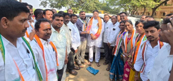 Peddathundla Sarpanch and Deputy Sarpanch meet Minister Sridhar Babu