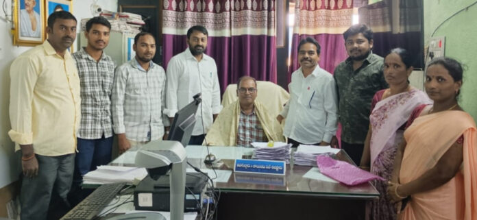 బాధ్యతలు స్వీకరించిన పెద్దవంగర తహశీల్దార్