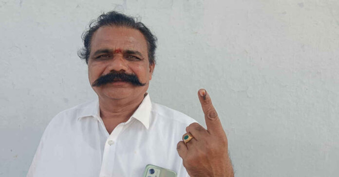 ఓటు వేసిన కాంగ్రెస్ జిల్లా నాయకులు ఇంద్రకంటి వెంకటయ్య