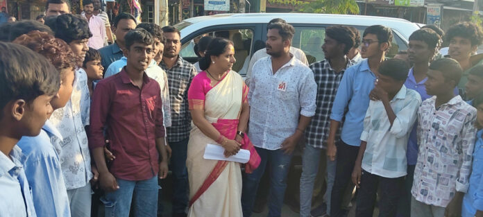 పెండింగ్ స్కాలర్షిప్స్ వెంటనే విడుదల చేయాలి