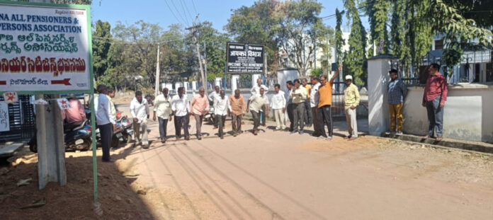 ఆహ్లాదకరమైన వాతావరణంలో పెన్షనర్ల ఆటల పోటీలు