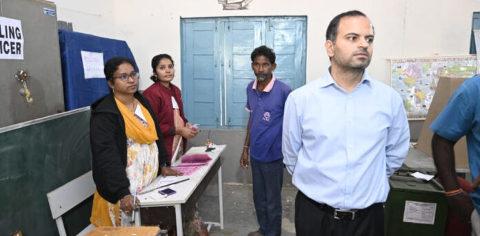 పోలింగ్ సిబ్బంది విధులను నిబద్ధతతో నిర్వర్తించాలి: కలెక్టర్