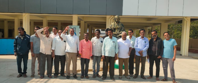 కోతుల బెడద తీర్చాలని మున్సిపల్ ఎదుట నిరసన