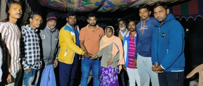 సహచరుని కుటుంబానికి ఆర్థిక సాయం అందజేత