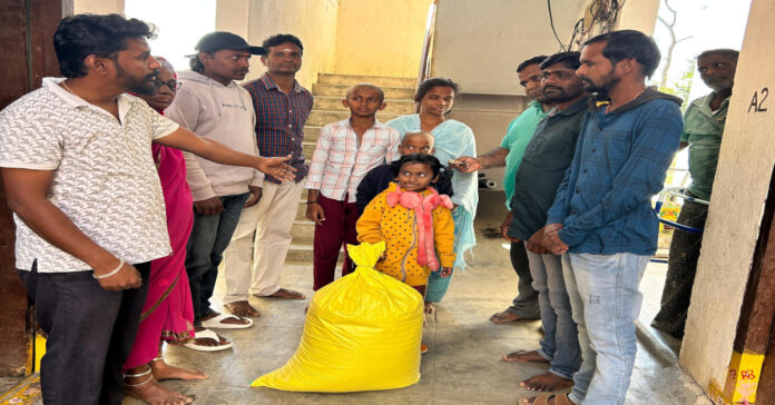 బాధిత కుటుంబానికి ఆర్థిక సాయం అందజేత