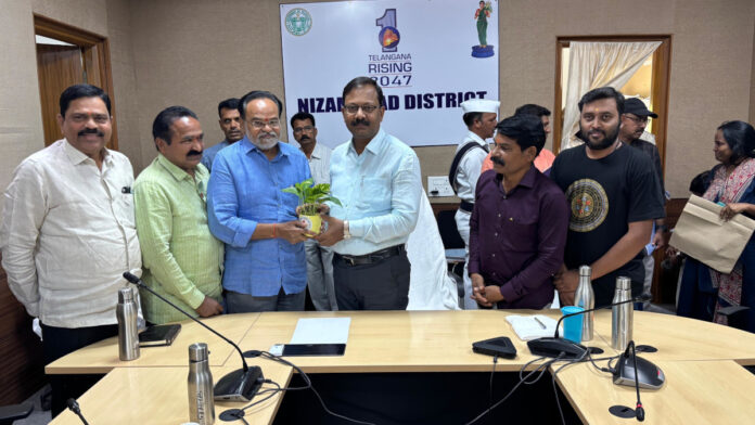 జిల్లా అధికారులకు అభినందలు తెలిపిన రెడ్ క్రాస్ బృందం