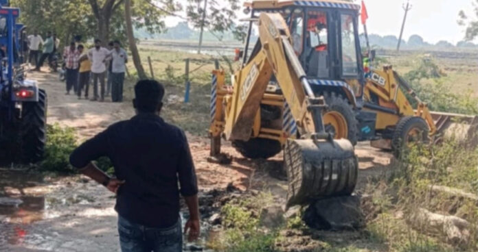 Removal of thorn bushes along the roadside in Chinnathundla
