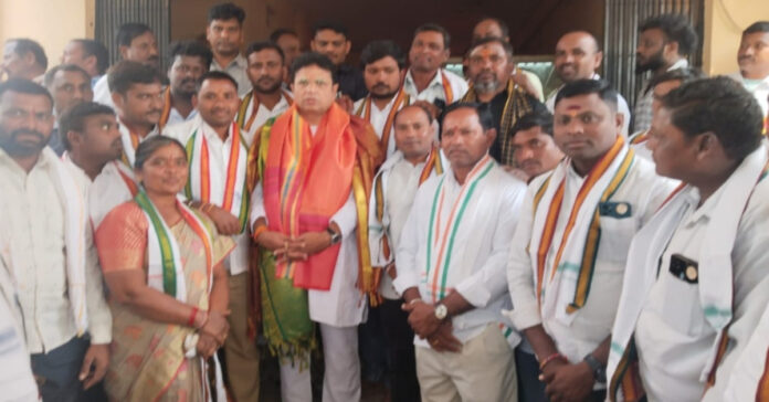 మంత్రి శ్రీధర్ బాబును కలిసిన రుద్రారం సర్పంచ్, ఉప సర్పంచ్