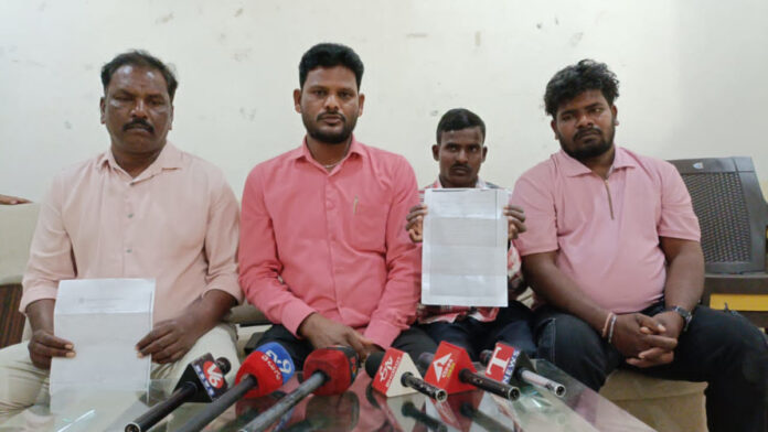 అట్రాసిటీ కేసు నమోదు చేయకుండా తప్పుదోవ పట్టిస్తున్న ఎస్ఐ