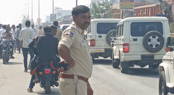 మంత్రి శ్రీధర్ బాబు ప్రెస్ మీట్ లో ఎస్సై అత్యుత్సాహం