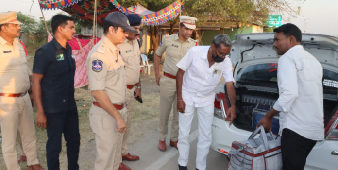 చెక్ పోస్ట్ ను ఆకస్మిక తనిఖీ చేసిన ఎస్పీ