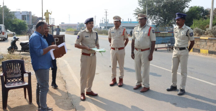SP conducts surprise inspection of check post