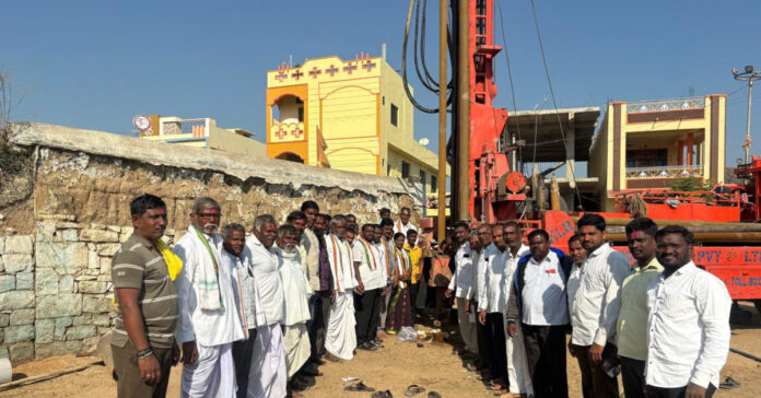 నీటిఎద్దడి నివారణకు బోరు వేయించిన సర్పంచ్ సంతోష్ మేస్త్రీ