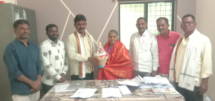 ఎంపీడీఓ రాణిని సన్మానించిన సర్పంచ్ సంతోష్ మేస్త్రి