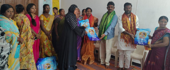 Sarpanch Usha-Santosh Mestri distributed sarees to Indiramma