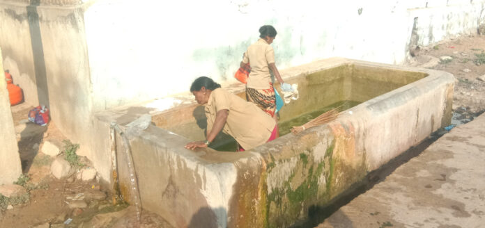 పశువుల నీటి తొట్టిని శుభ్రం చేయించిన సర్పంచ్
