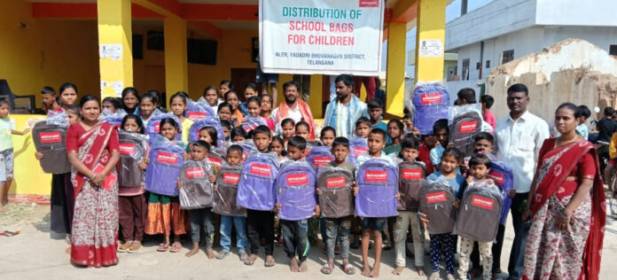 విద్యార్థులకు బ్యాగులు పంపిణీ చేసిన సర్పంచ్