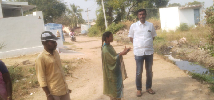 క్షేత్రస్థాయిలో ప్రజల సమస్యలు అడిగి తెలుసుకున్న సర్పంచ్