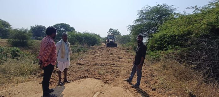 మల్లాపూర్ రోడ్డు మరమ్మత్తు పనులు మొదలుపెట్టిన సర్పంచ్