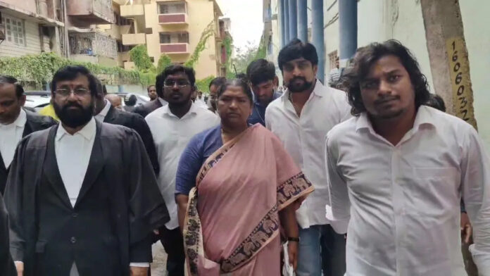 Seethakka: నాంపల్లి కోర్టుకు హాజరైన మంత్రి సీతక్క