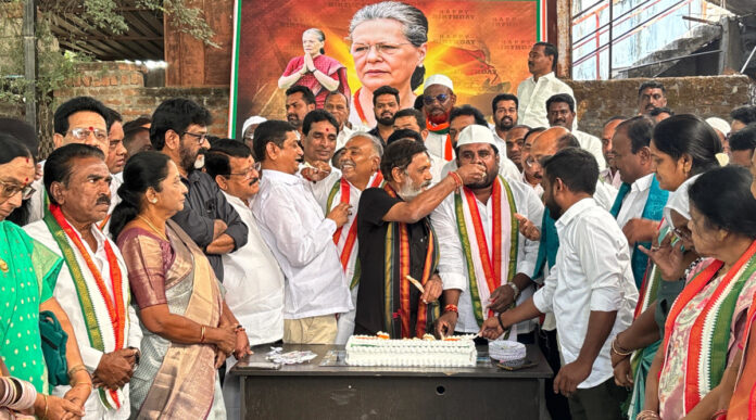 కాంగ్రెస్ భవన్ లో ఘనంగా సోనియా గాంధీ జన్మదిన వేడుకలు
