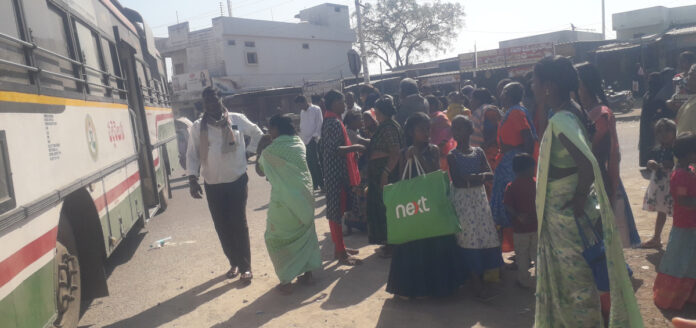 అకస్మాత్తుగా బస్సులో పొగలు.. అప్రమత్తమైన డ్రైవర్