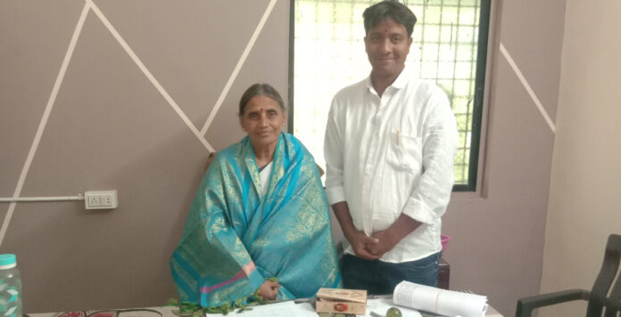 Sultanpet Sarpanch honours MPDO Rani