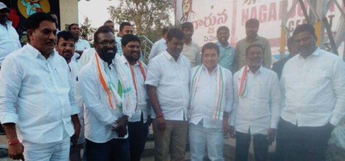 టీపీసీసీ అబ్జర్వర్స్ ని కలిసిన తాడిచెర్ల సర్పంచ్, ఉపసర్పంచ్