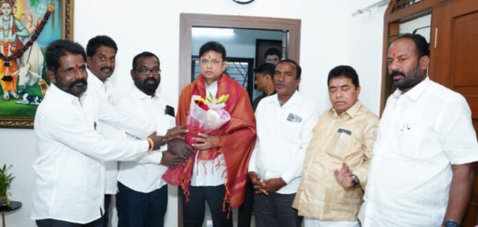 మంత్రి శ్రీధర్ బాబును కలిసిన తాడిచెర్ల సర్పంచ్