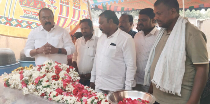 మృతురాలి కుటుంబాన్ని పరామర్శించిన సోదా..