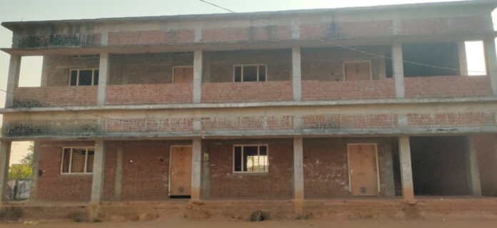 బిల్లులు రాలేవని బడికి తాళం