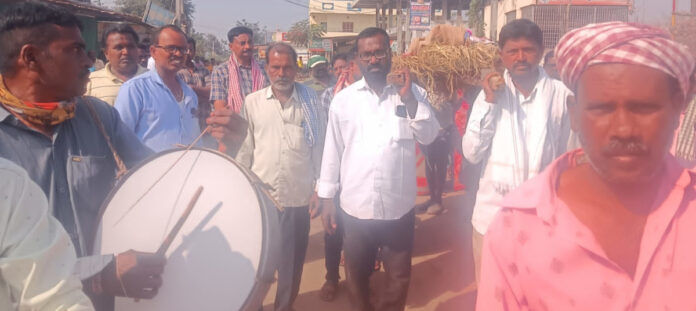 పాడేమోసిన తాడిచెర్ల సర్పంచ్ బండి స్వామి