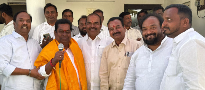 గ్రామాన్ని అభివృద్ధి చేయాలి