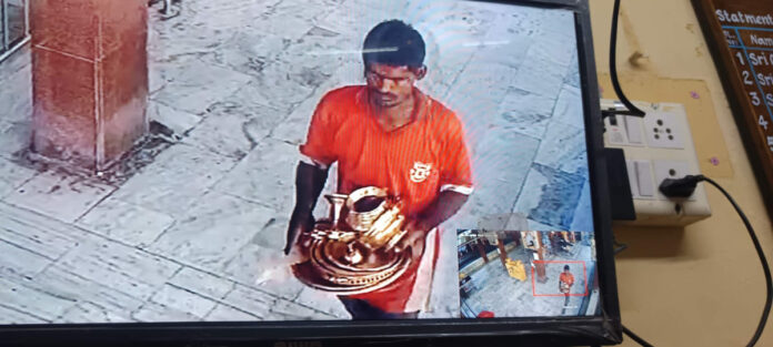Theft in broad daylight at Shambhu temple