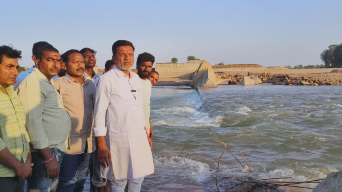 ఇసుక దందా కోసమే చెక్డ్యాం బ్లాస్ట్ చేసిండ్రు