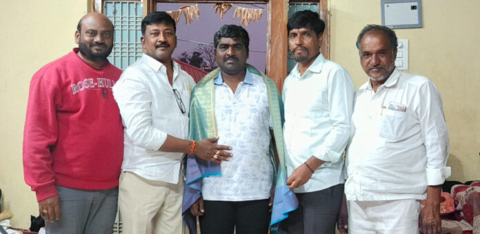 చంద్రయాన్ పల్లి సర్పంచ్ అరేటి రఘుకు సన్మానం..