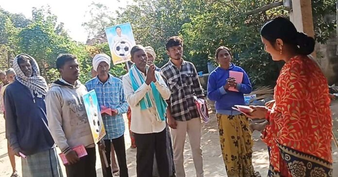 సర్పంచ్ గా గెలిపిస్తే…కోతుల సమస్యను తిరుస్తా