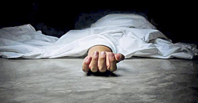 తల్లి ఎదుటే.. ఇంటర్ విద్యార్థిని దారుణ హత్య