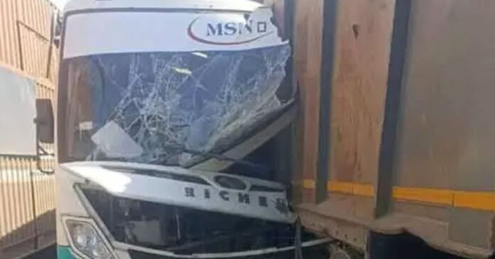 ఆగి ఉన్న టిప్పర్ను ఢీకొన్న బస్సు