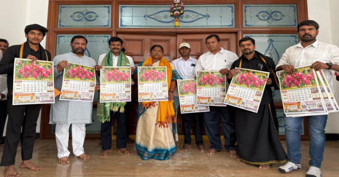 నవతెలంగాణ కాలెండర్ ను ఆవిష్కరించిన మంత్రి సీతక్క